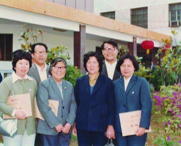 前排左起华滇珂,谈滨若(华岗校长夫人,吕慧娟,华丹坡,后排左起田广渠